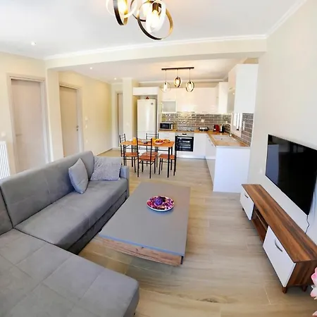 Spiros House And Yénion