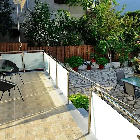 Spiros House And Yénion