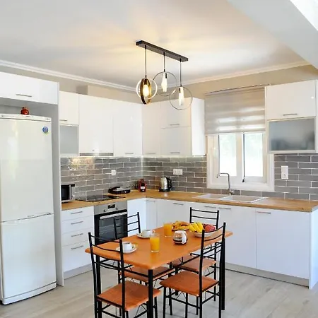 Spiros House And Appartamento *